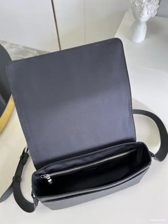 NEW FLAP MESSENGER VUITTON LOUIS 0408